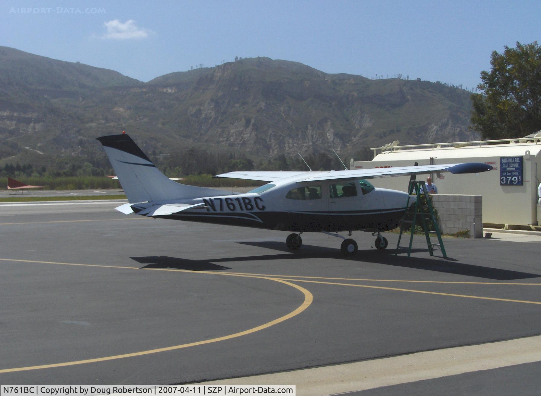 N761BC, 1977 Cessna T210M Turbo Centurion C/N 21062117, 1977 Cessna T210M TURBO CENTURION II, Continental TSIO-520-H 285 Hp, refueling