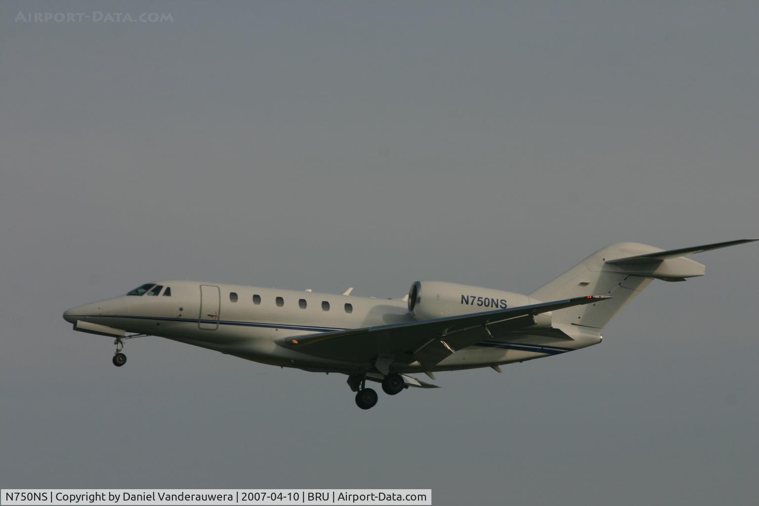 N750NS, 2001 Cessna 750 Citation X Citation X C/N 750-0172, shortly before landing on rwy 25L