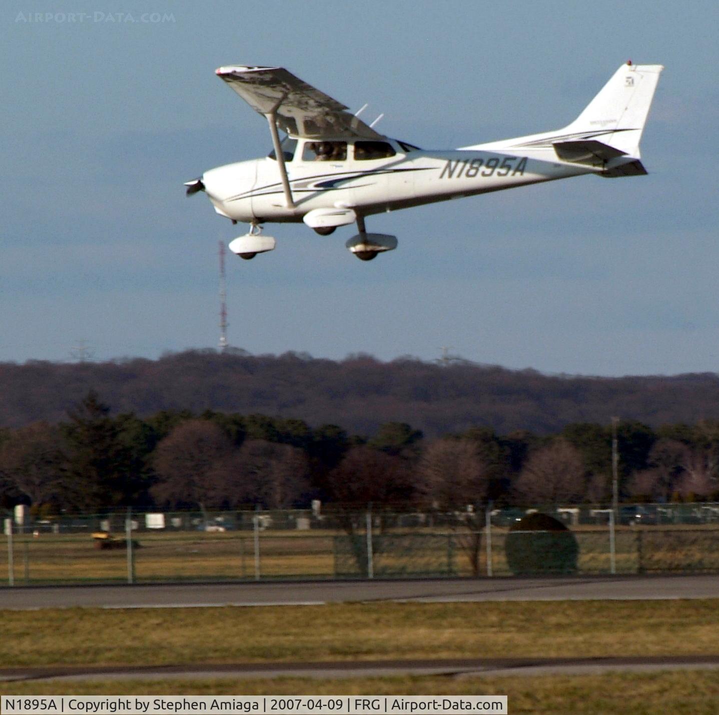 N1895A, 2005 Cessna 172S C/N 172S9933, Skyhawk clears the imaginary 50' obstacle...