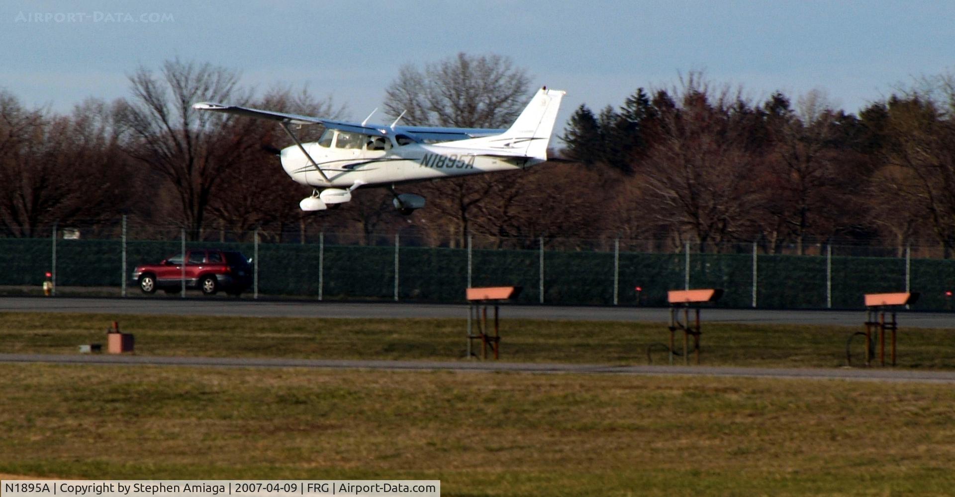 N1895A, 2005 Cessna 172S C/N 172S9933, Passing the PAPI on RWY 32