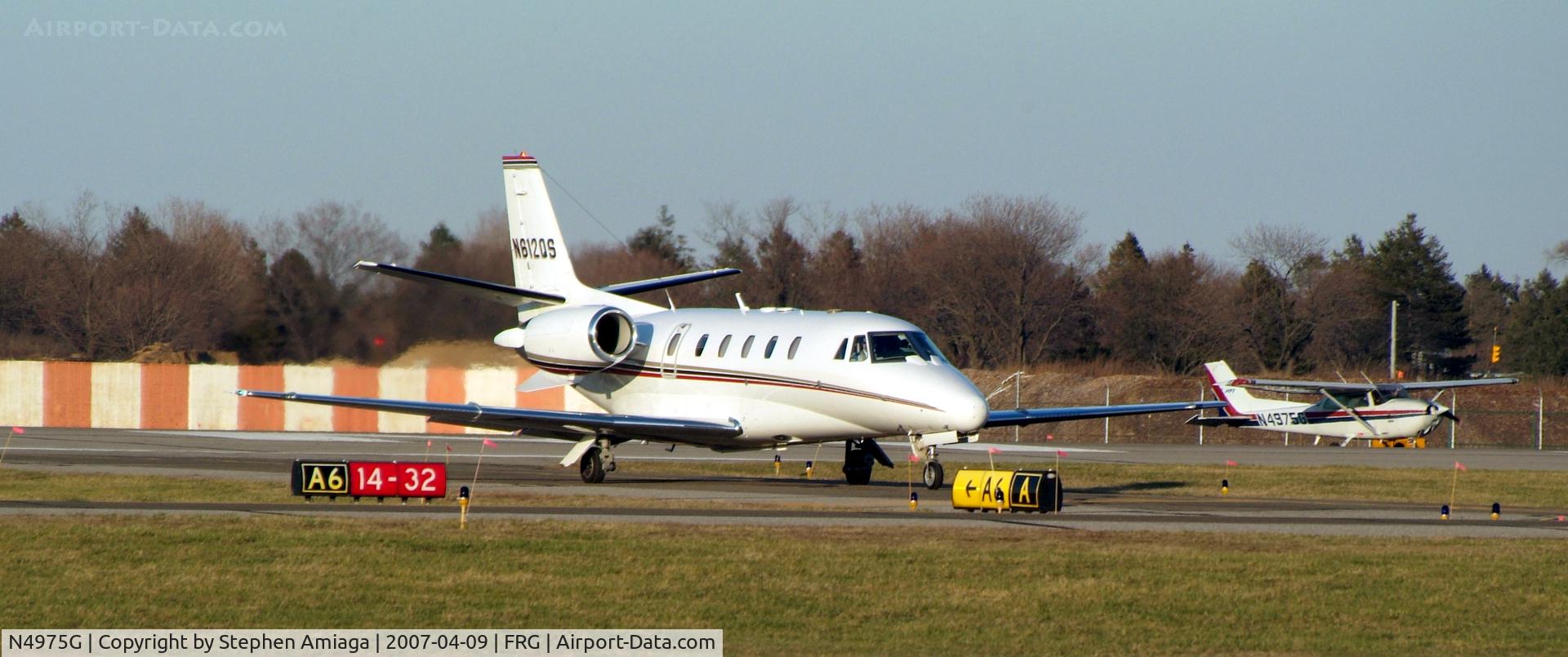 N4975G, 1979 Cessna 172N C/N 17273522, Skyhawk holding short behind C560xl...