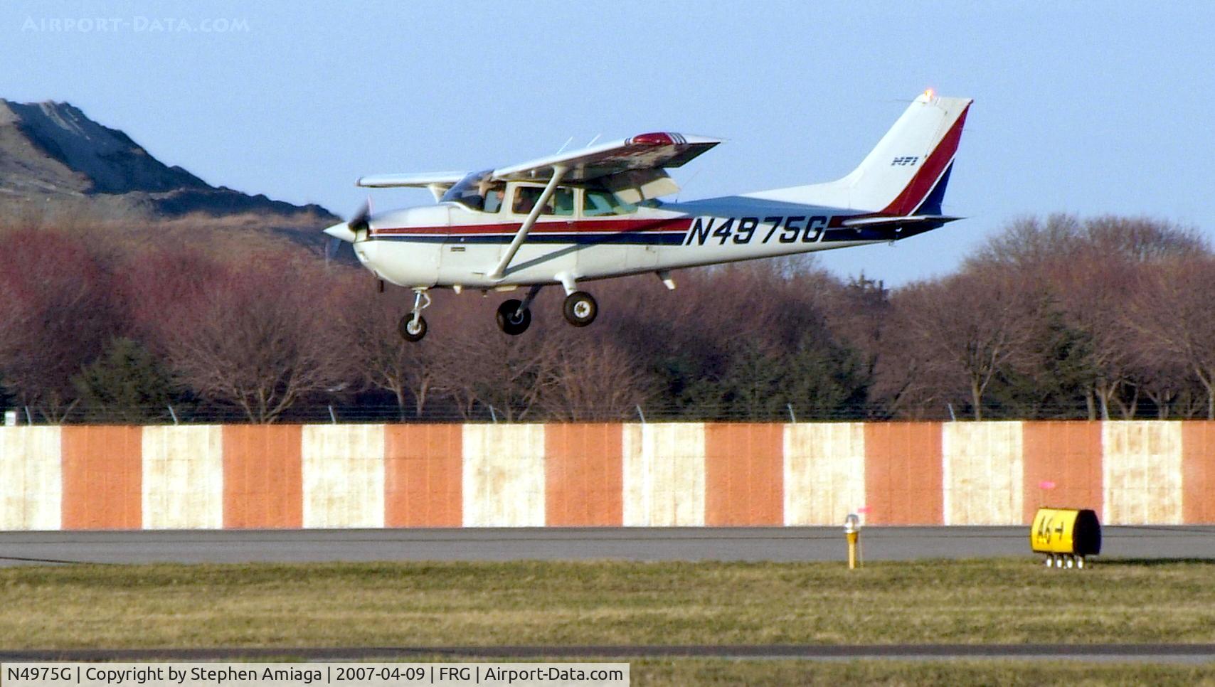 N4975G, 1979 Cessna 172N C/N 17273522, Nice Dive for the RWY and round out...