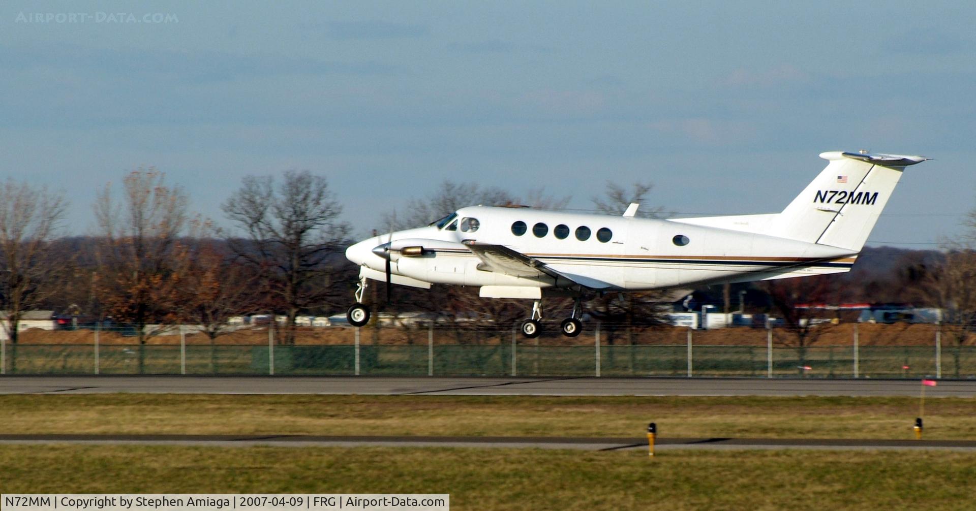 N72MM, 1979 Beech 200 C/N BB-497, King Air 200 about to touch down