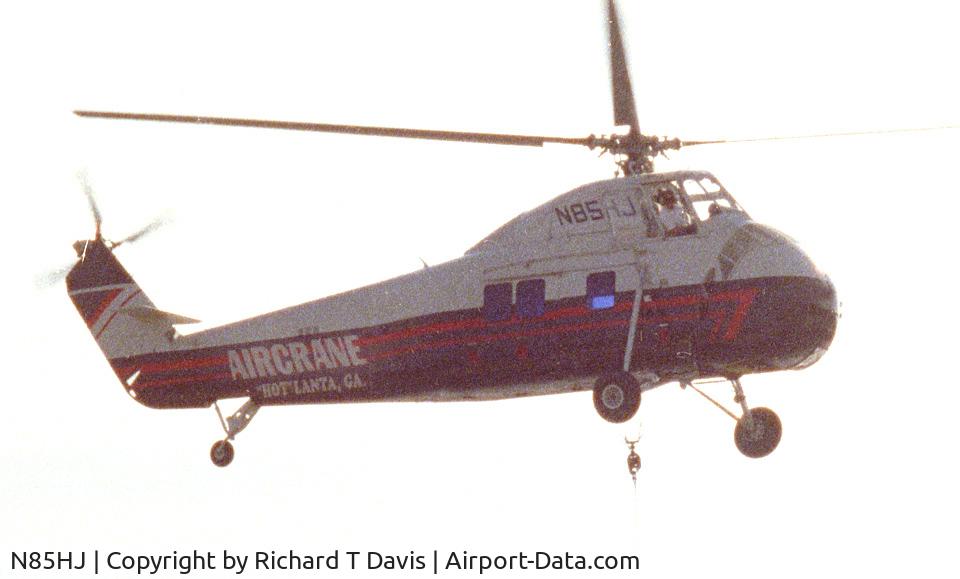 N85HJ, Sikorsky S-58D C/N 581716, Sikorsky S-58D in Danville Va. moving air conditioners onto a new Walmart several years ago.