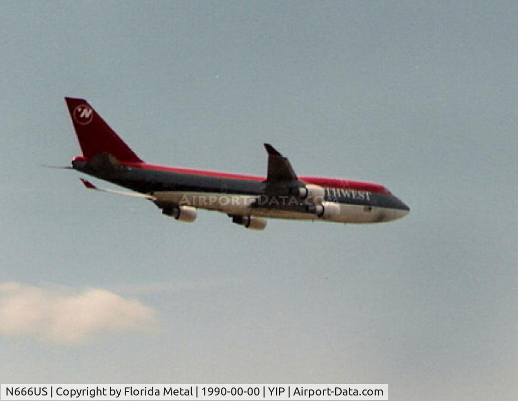 N666US, 1989 Boeing 747-451 C/N 23821, Northwest airshow flyby