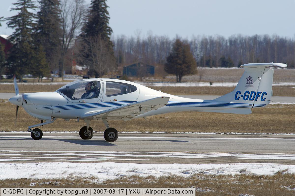 C-GDFC, 2001 Diamond DA-40 Diamond Star C/N 40.201, Taxiing on Golf