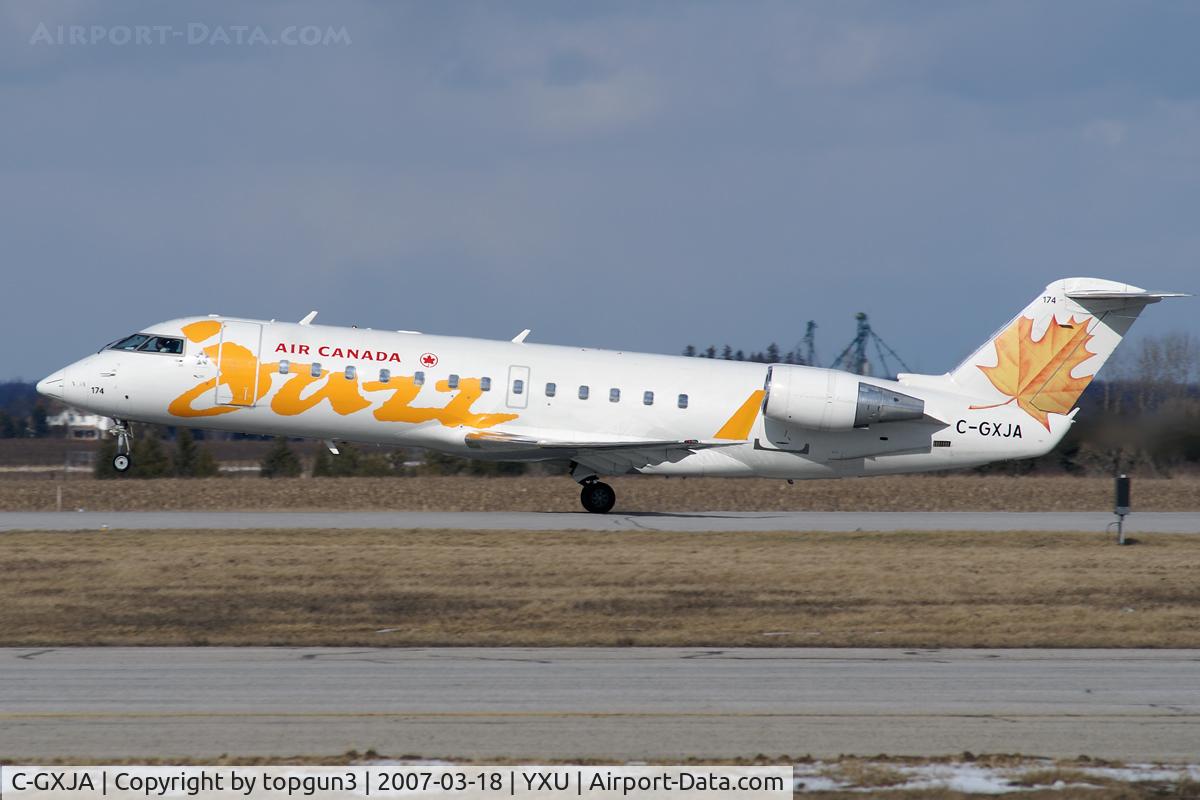 C-GXJA, 2005 Bombardier CRJ-200ER (CL-600-2B19) C/N 8017, Departing via RWY33.