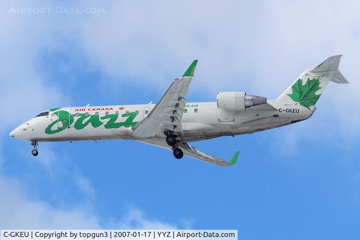 C-GKEU, 2000 Bombardier CRJ-200ER (CL-600-2B19) C/N 7376, Short final for RWY24R.