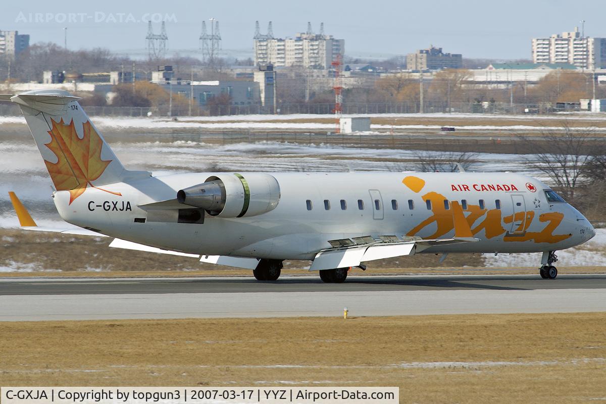 C-GXJA, 2005 Bombardier CRJ-200ER (CL-600-2B19) C/N 8017, Landing on RWY33L.