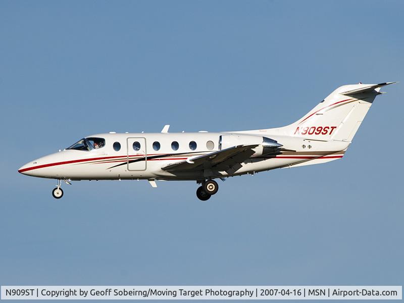 N909ST, 1998 Raytheon Aircraft Company 400A C/N RK-194, Short Final
