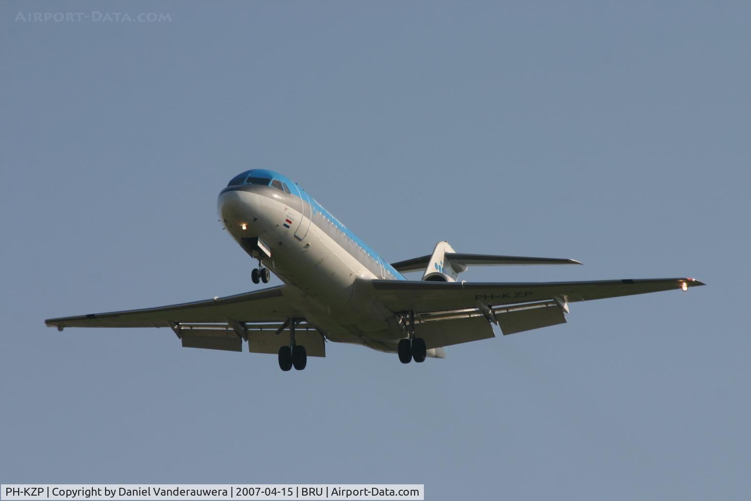 PH-KZP, 1995 Fokker 70 (F-28-0070) C/N 11539, descending to rwy 25R