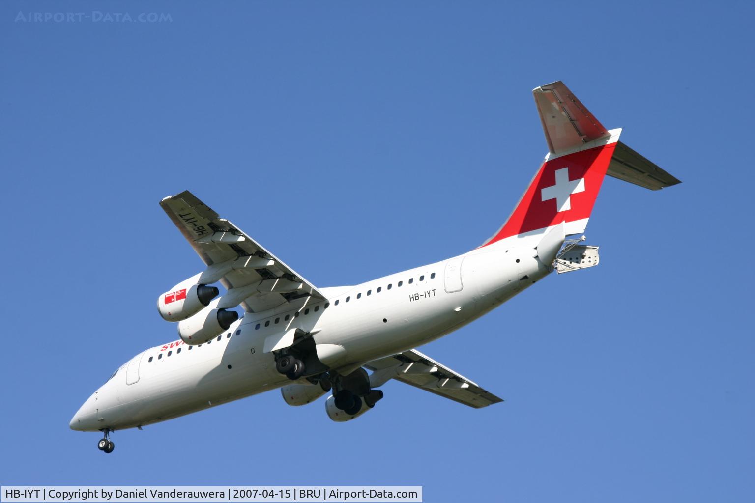 HB-IYT, 2000 British Aerospace Avro 146-RJ100 C/N E3380, descending to rwy 25R