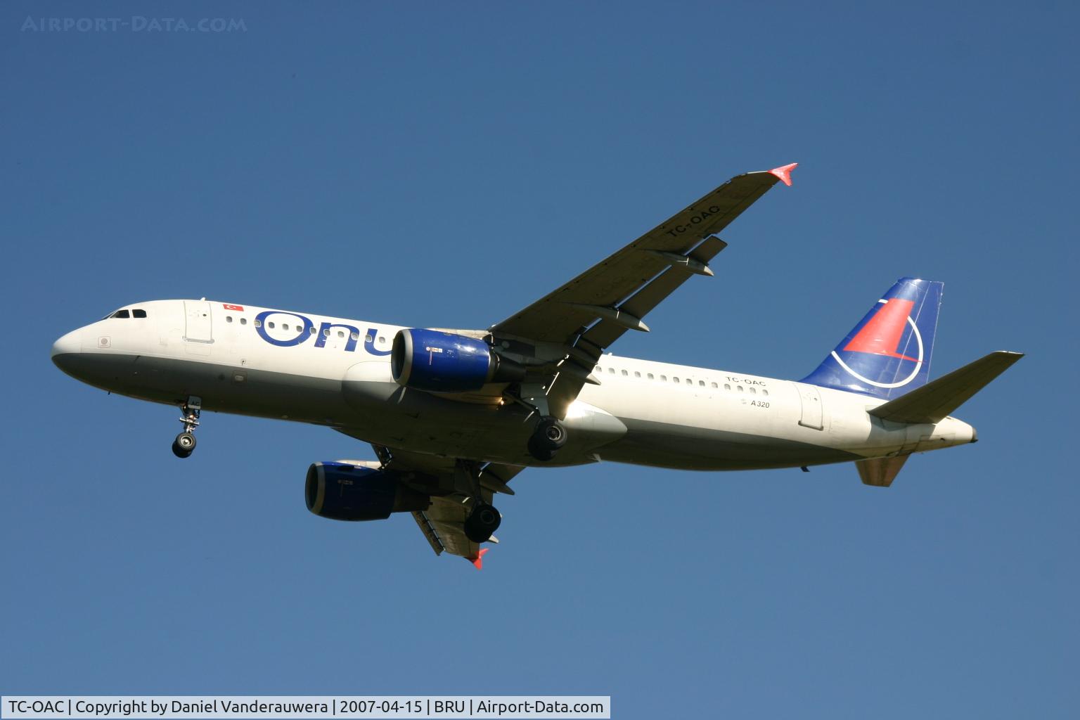 TC-OAC, 1992 Airbus A320-212 C/N 313, descending to rwy 25R
