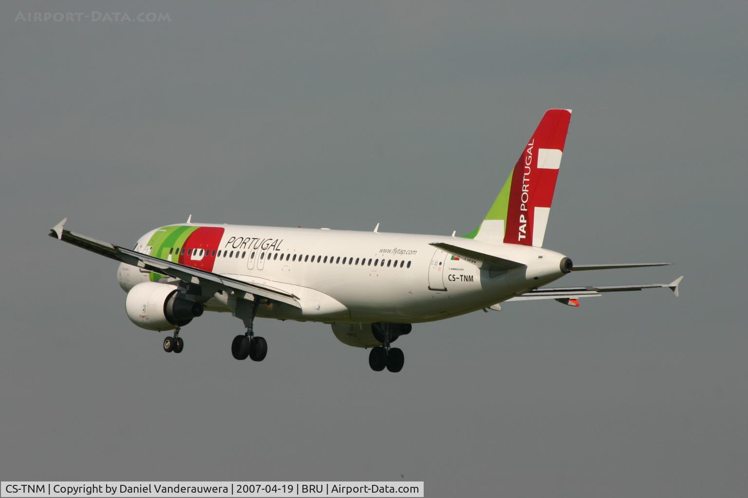CS-TNM, 2002 Airbus A320-214 C/N 1799, shortly before landing on rwy 25L
