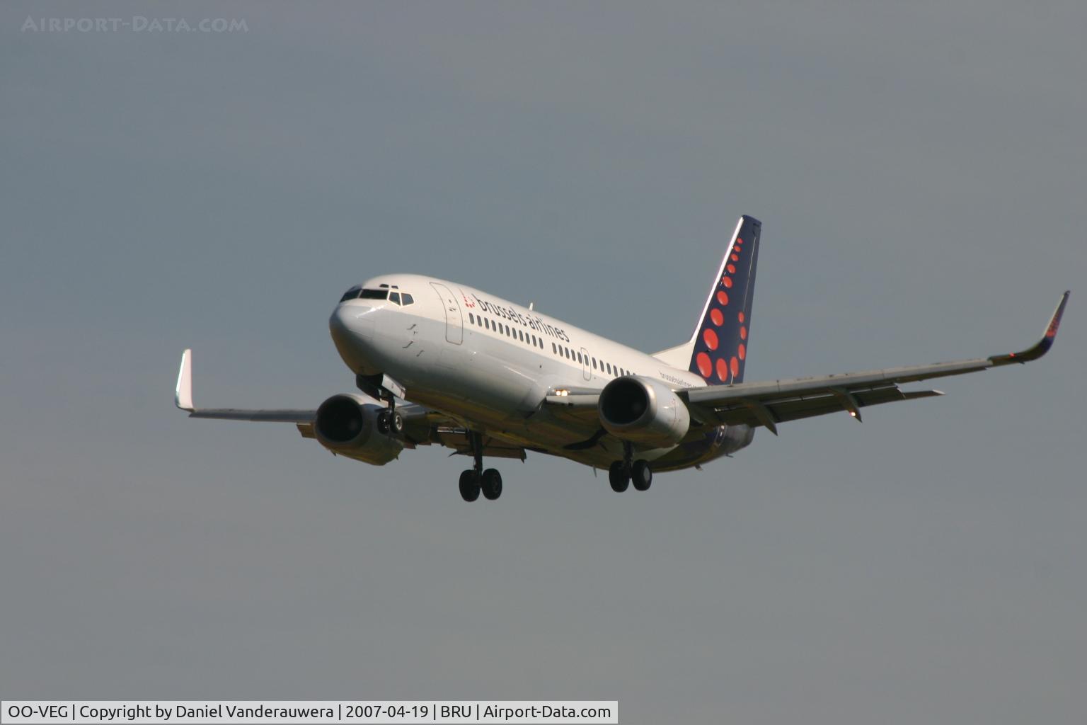 OO-VEG, 1998 Boeing 737-36N C/N 28568, arrival to rwy 25L
