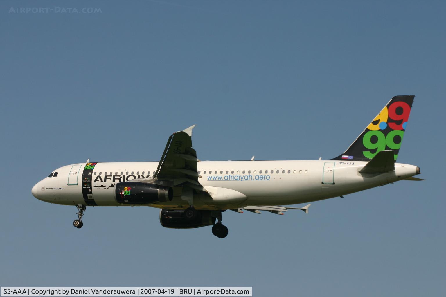 S5-AAA, 1988 Airbus A320-231 C/N 0043, arrival of flight 8U924