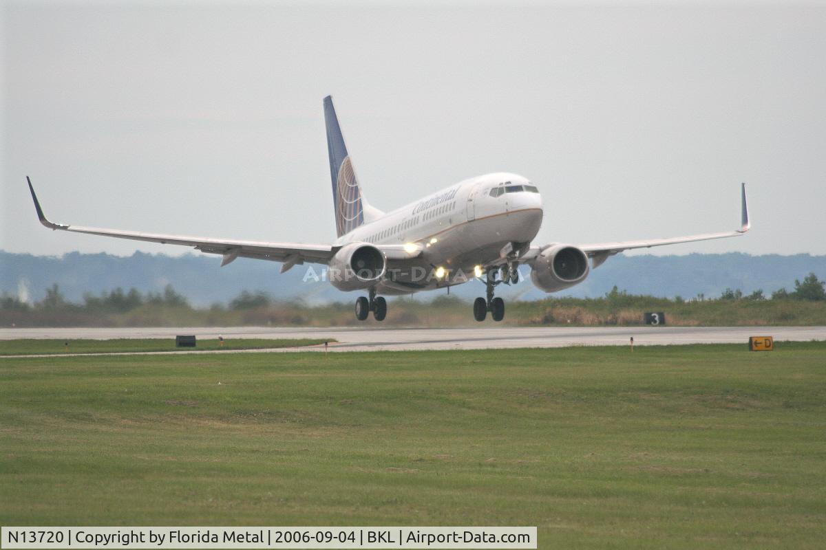 N13720, 1999 Boeing 737-724 C/N 28939, Continental