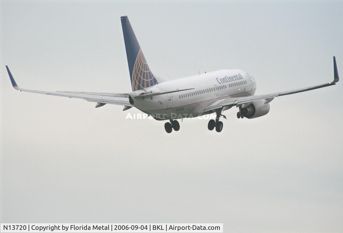 N13720, 1999 Boeing 737-724 C/N 28939, Continental