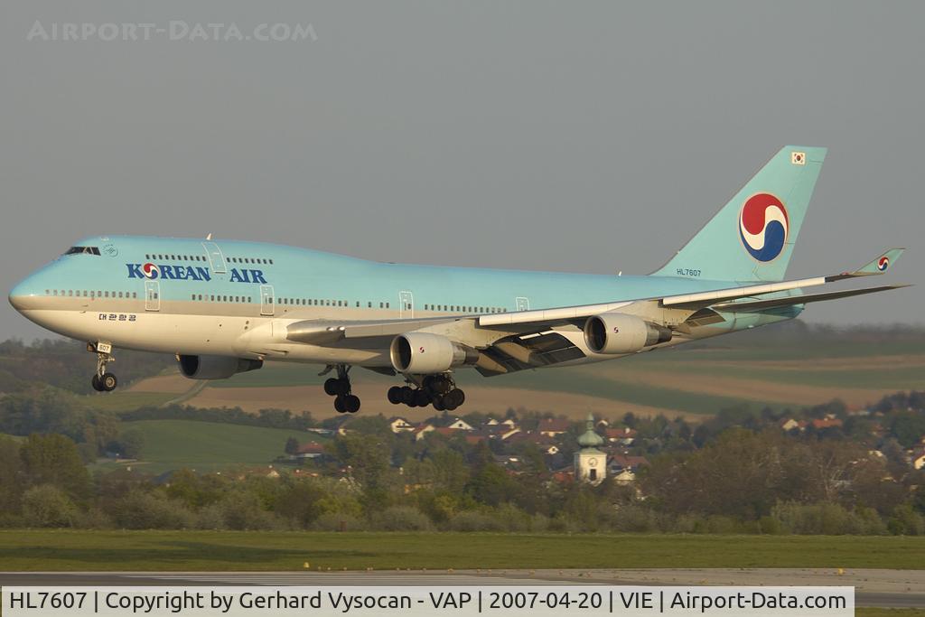 HL7607, 1989 Boeing 747-4B5 C/N 24198, arriving in evening light