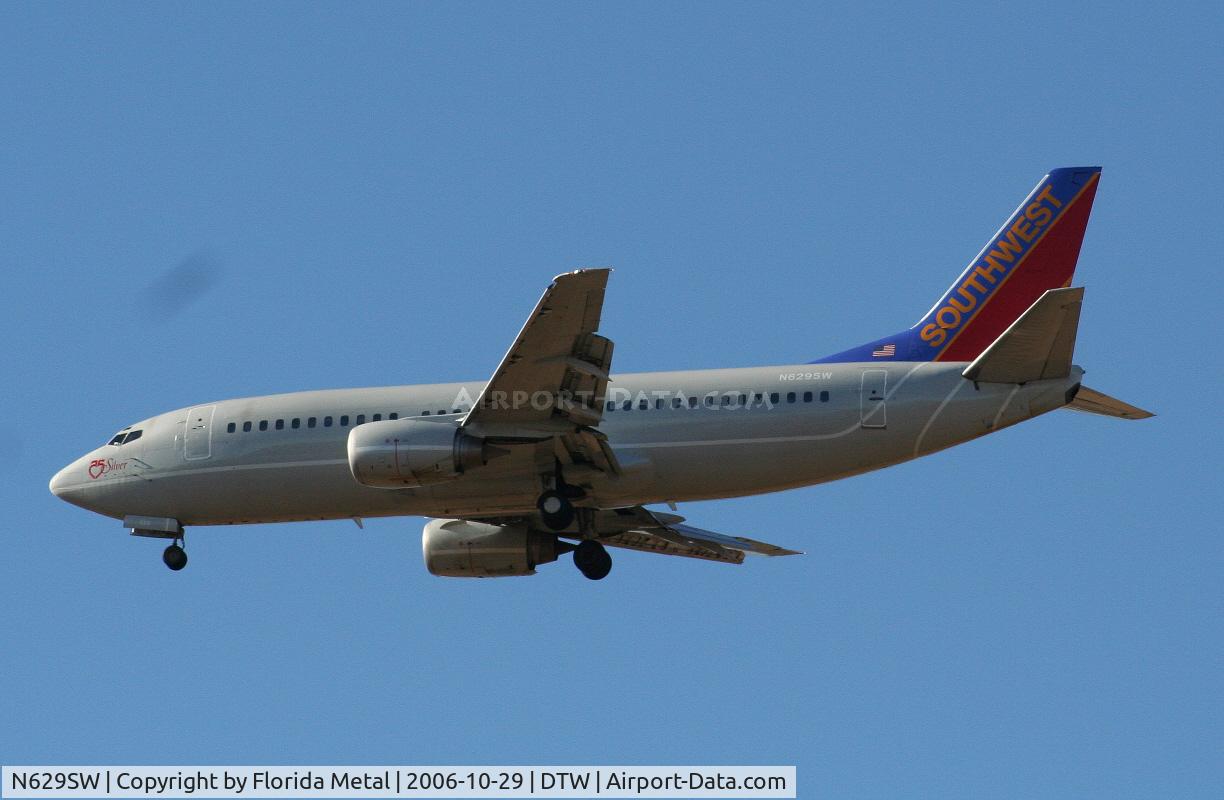 N629SW, 1996 Boeing 737-3H4 C/N 27704, Silver One