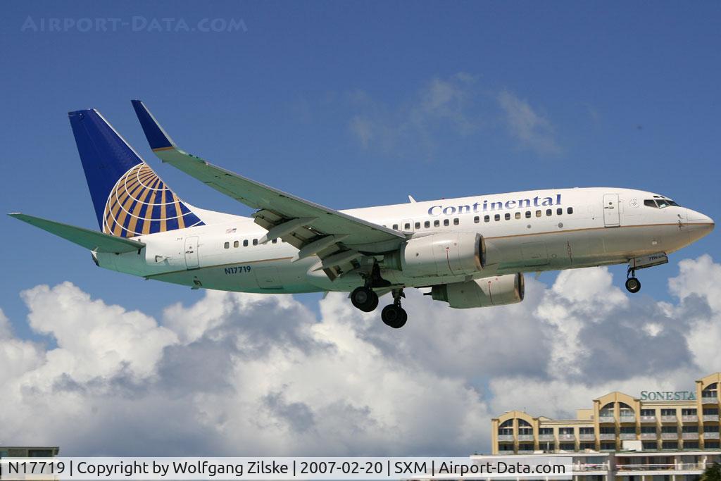 N17719, 1999 Boeing 737-724 C/N 28938, visitor