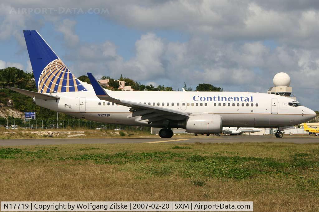 N17719, 1999 Boeing 737-724 C/N 28938, visitor