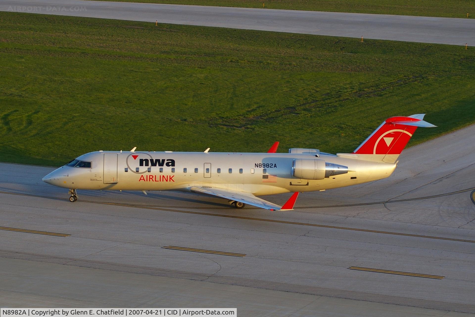 N8982A, 2004 Bombardier CRJ-200 (CL-600-2B19) C/N 7982, Taxiing in after landing