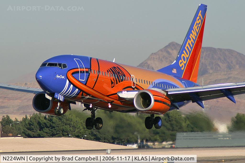 N224WN, 2005 Boeing 737-7H4 C/N 32493, Southwest Airlines - 'Slam Dunk' / 2005 Boeing 737-7H4