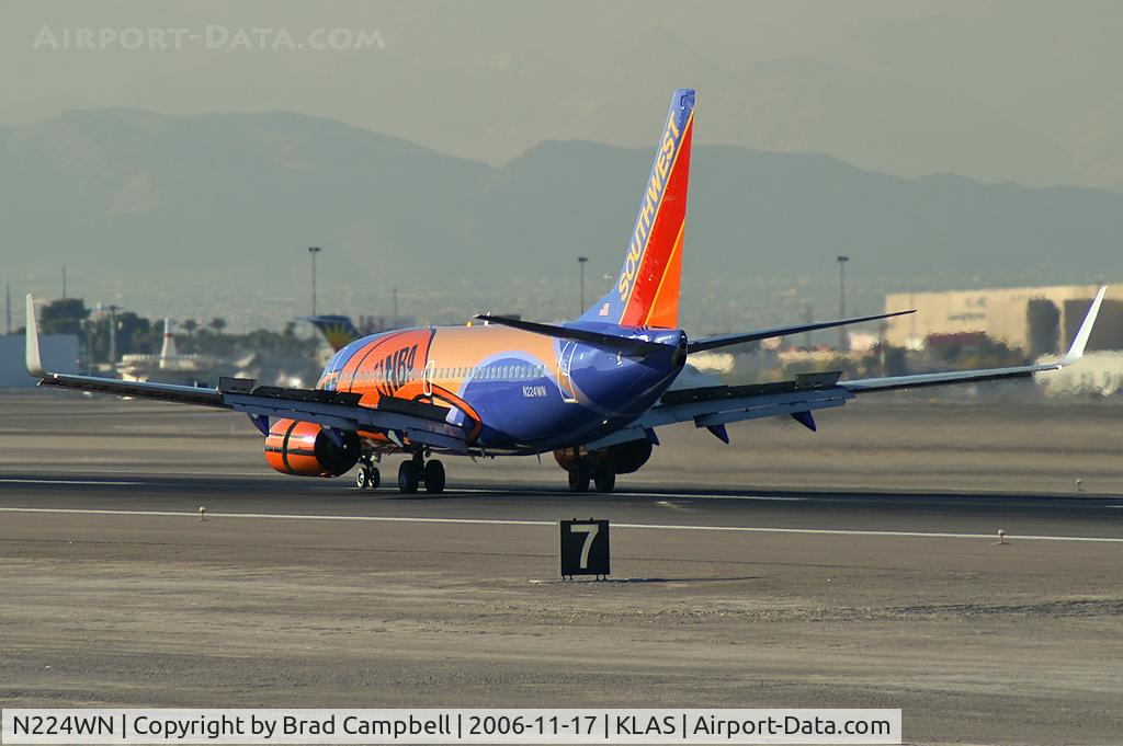 N224WN, 2005 Boeing 737-7H4 C/N 32493, Southwest Airlines - 'Slam Dunk' / 2005 Boeing 737-7H4