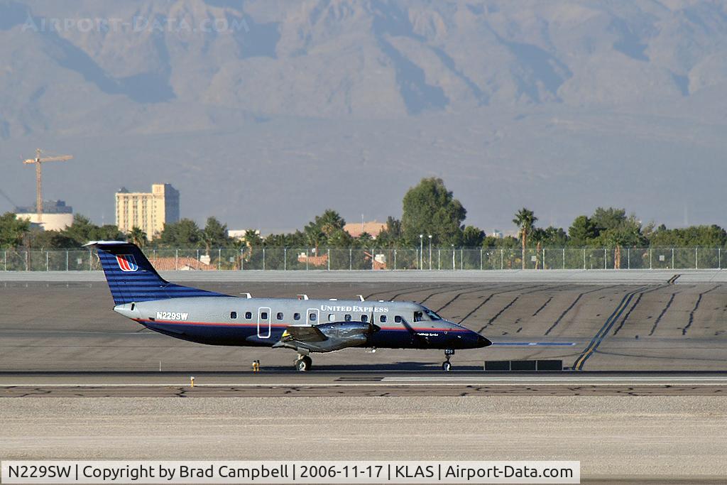 N229SW, 1995 Embraer EMB-120ER Brasilia C/N 120.305, United Express - SkyWest Airlines / 1995 Embraer EMB-120ER