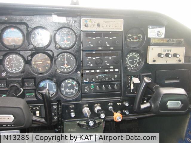N13285, 1976 Cessna 177B Cardinal C/N 17702407, nice panel