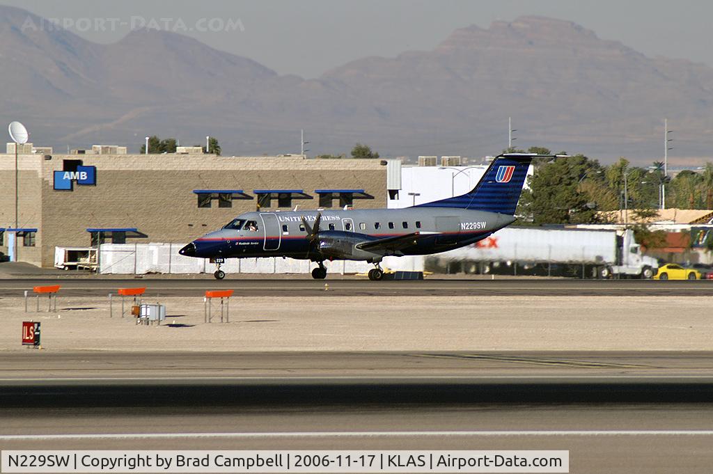 N229SW, 1995 Embraer EMB-120ER Brasilia C/N 120.305, United Express - SkyWest Airlines / 1995 Embraer EMB-120ER