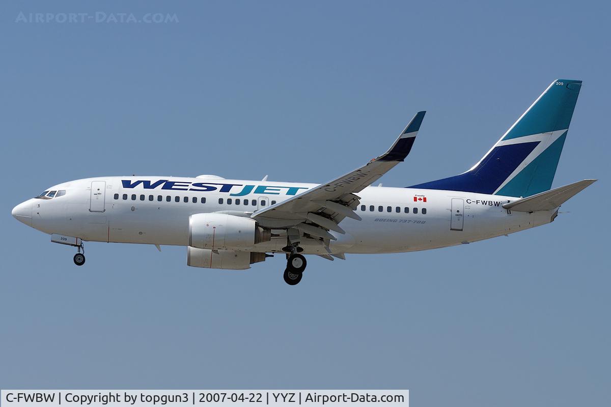 C-FWBW, 2003 Boeing 737-7CT C/N 33697, Short final for RWY23.