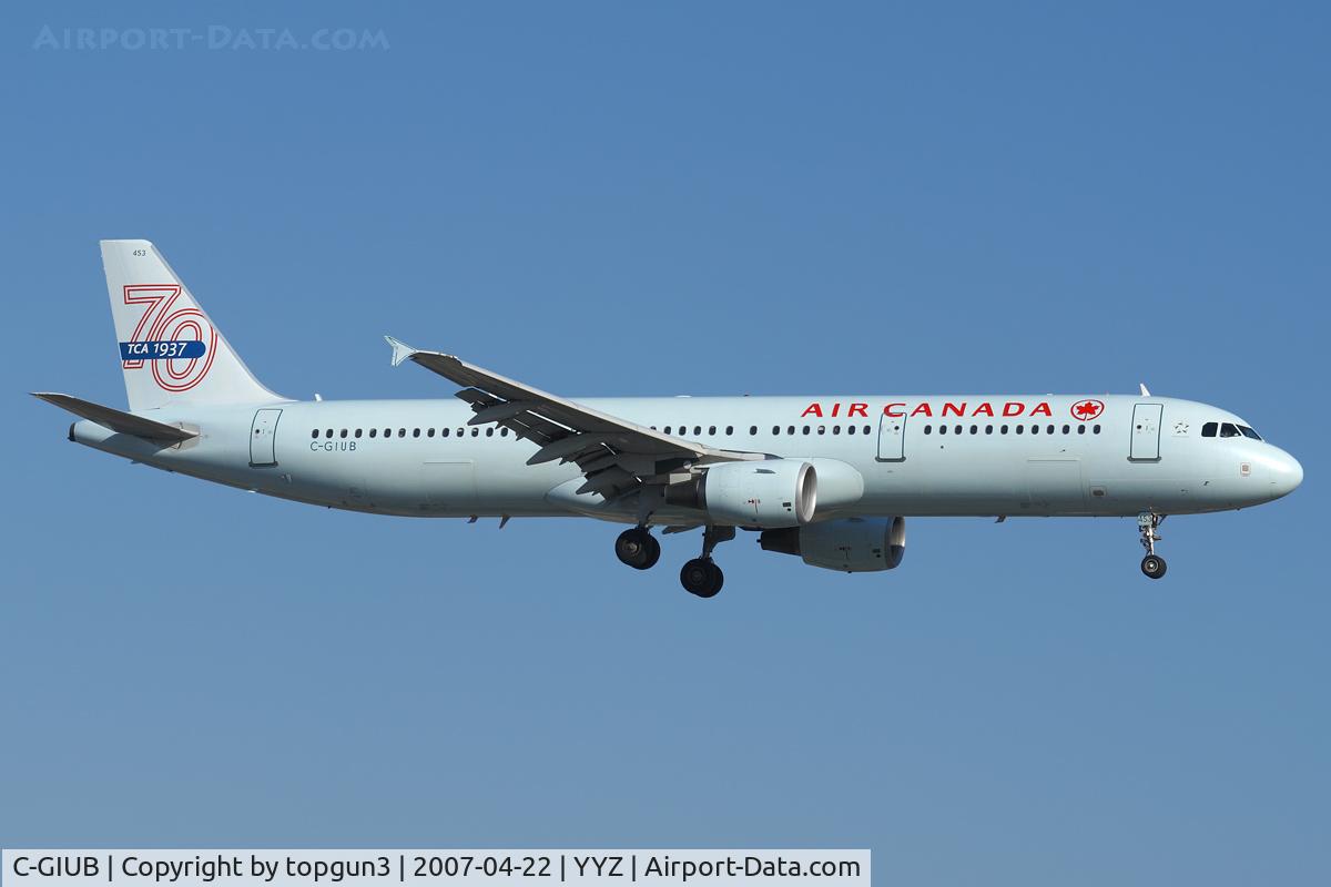 C-GIUB, 2001 Airbus A321-211 C/N 1623, Short final for RWY23.