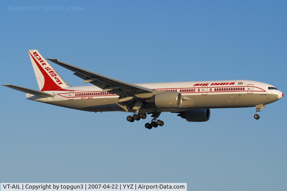 VT-AIL, 1997 Boeing 777-222 C/N 26935, Short final for RWY23.