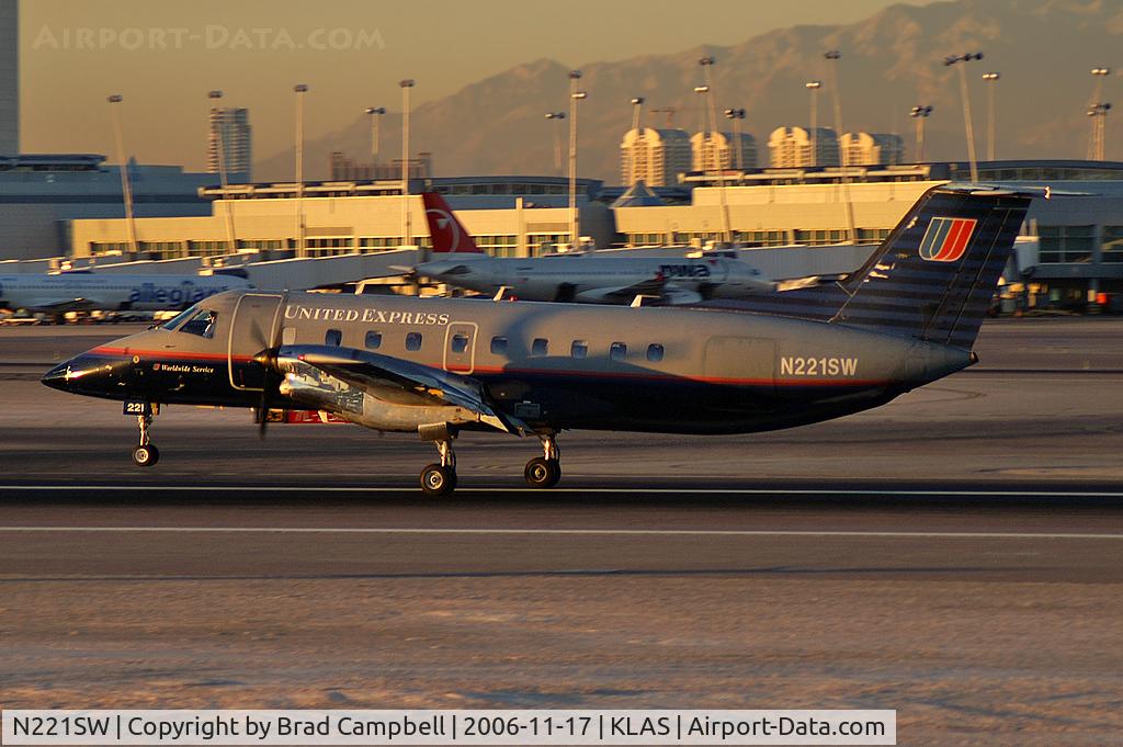 N221SW, 1994 Embraer EMB-120ER Brasilia C/N 120.290, United Airlines - Express / 1994 Embraer EMB-120ER