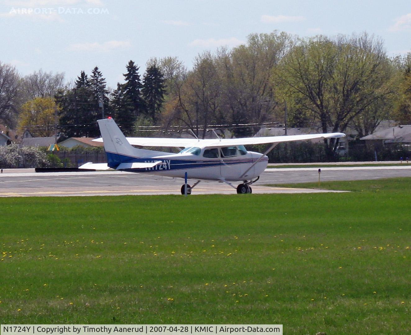 N1724Y, 1977 Cessna 172N Skyhawk C/N 17268676, In the runup area for 32R