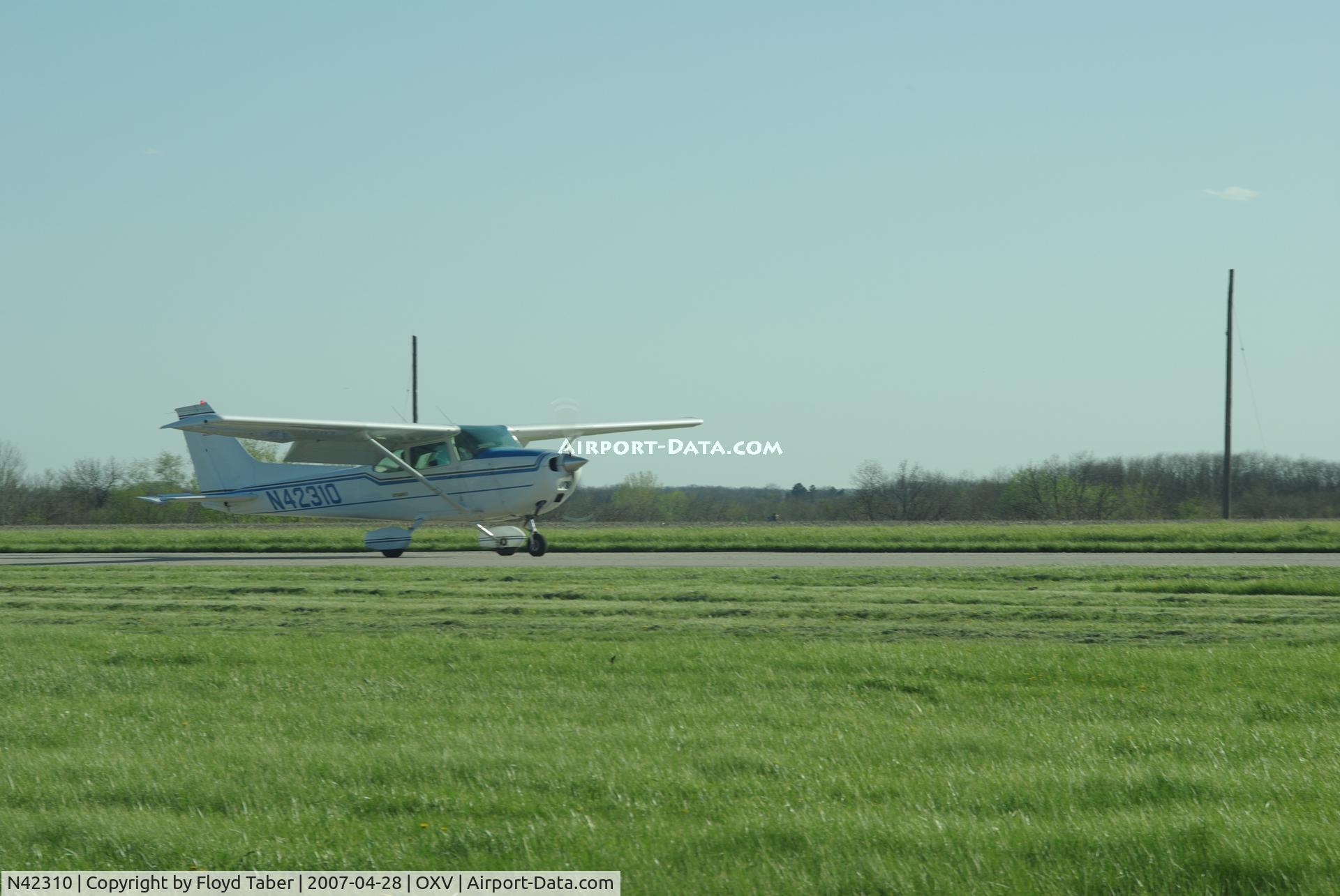 N42310, 1974 Cessna 172M C/N 17264170, Coming for the Sprint Car Outlaw Races