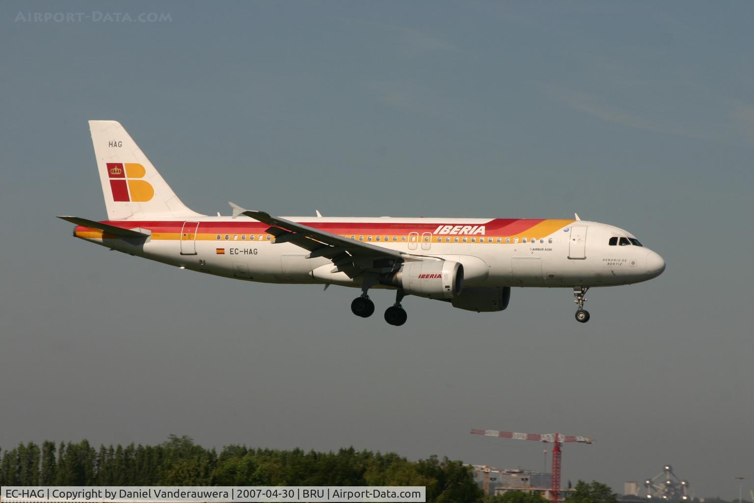 EC-HAG, 1999 Airbus A320-214 C/N 1059, shortly before landing on rwy 02