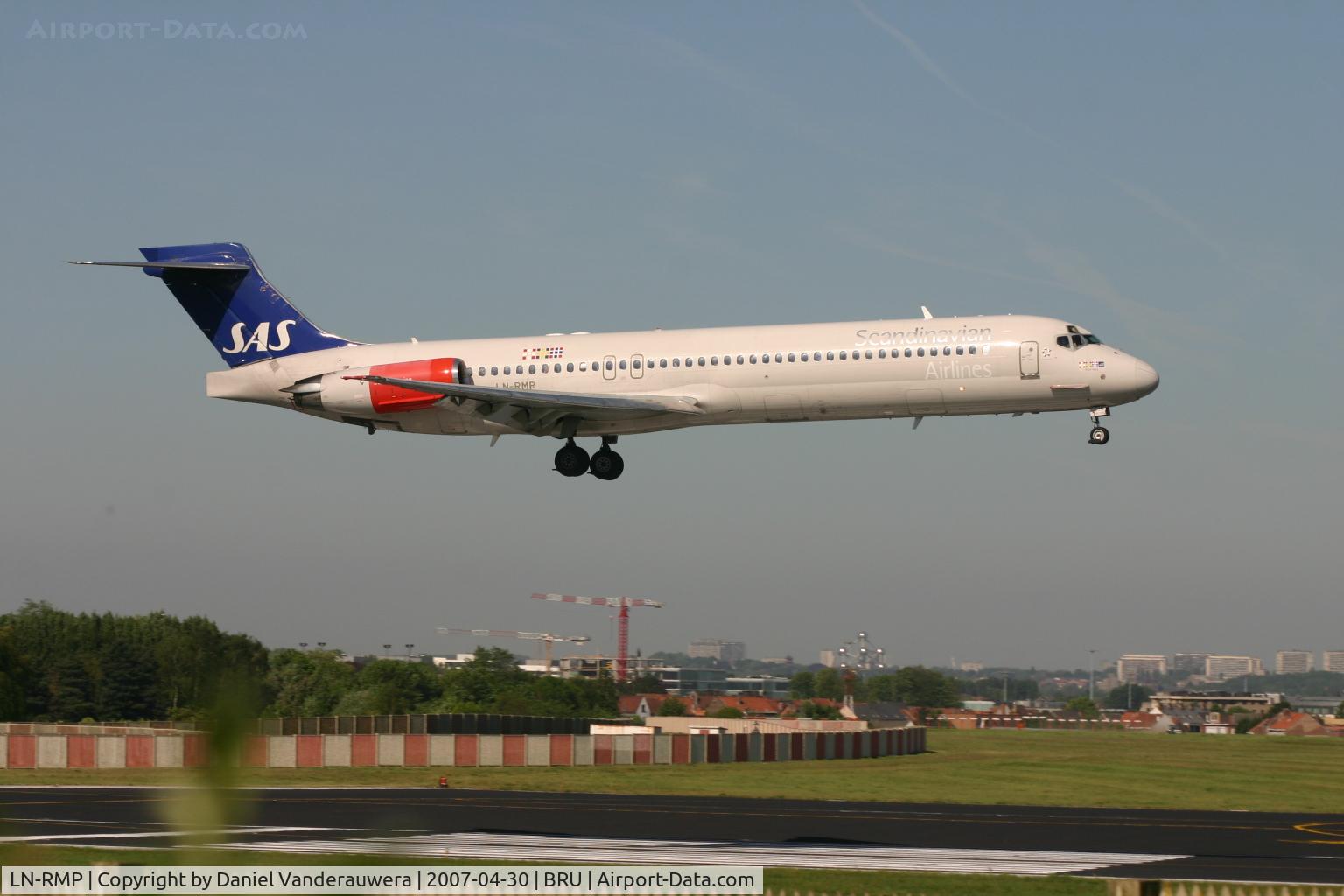 LN-RMP, 1991 McDonnell Douglas MD-87 (DC-9-87) C/N 53337, just before landing on rwy 02