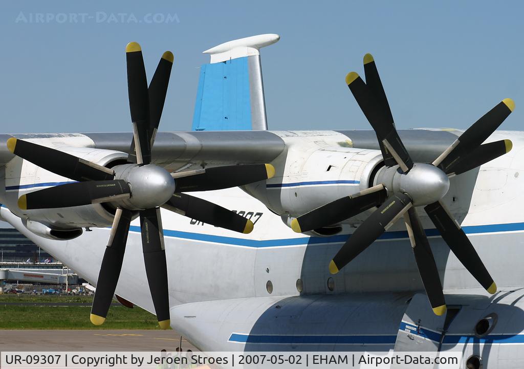 UR-09307, 1974 Antonov An-22A C/N 043481244, BIG PROPS for a wonderful sound