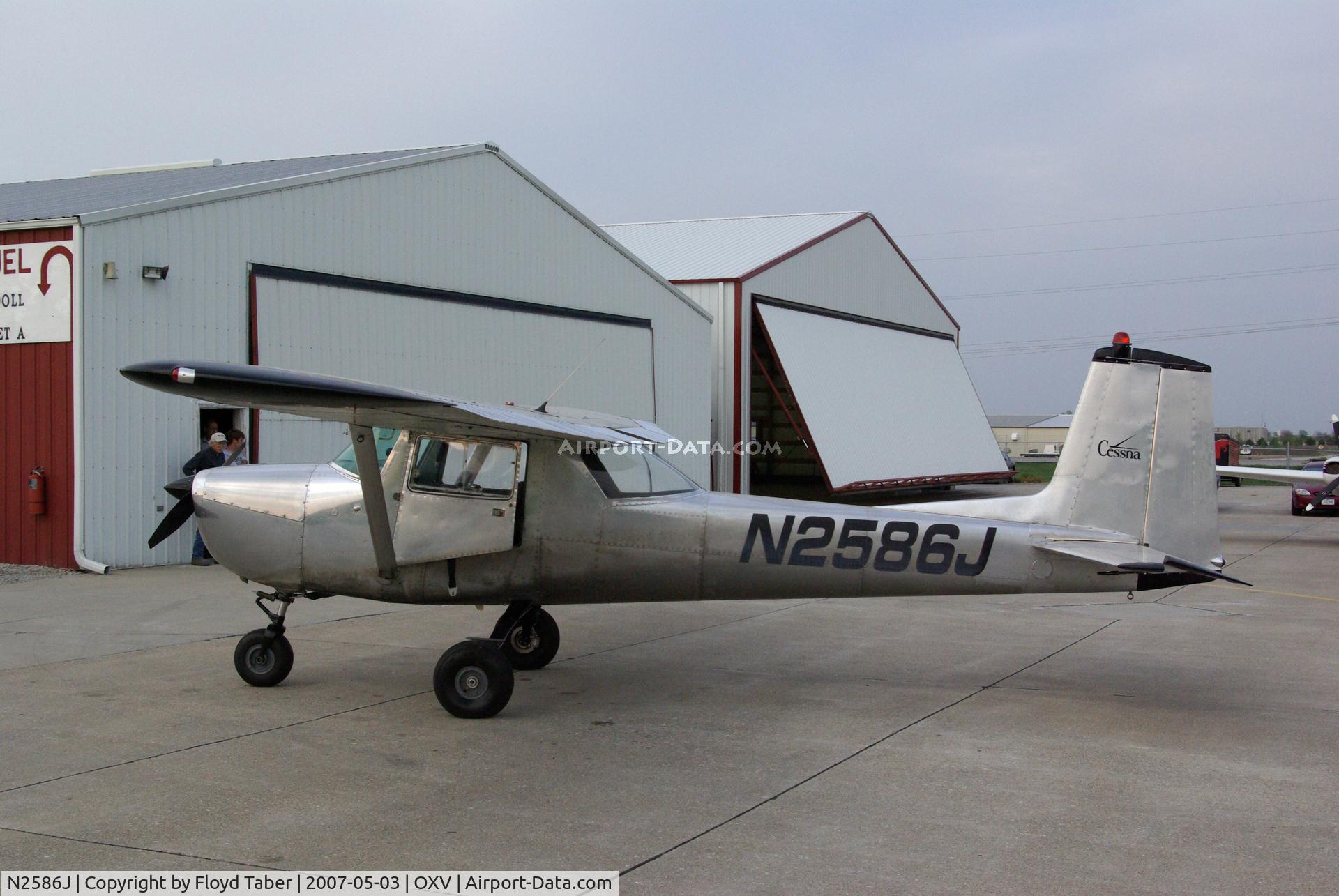 N2586J, 1964 Cessna 150E C/N 15061086, Filling up for photo sessions across the midwest