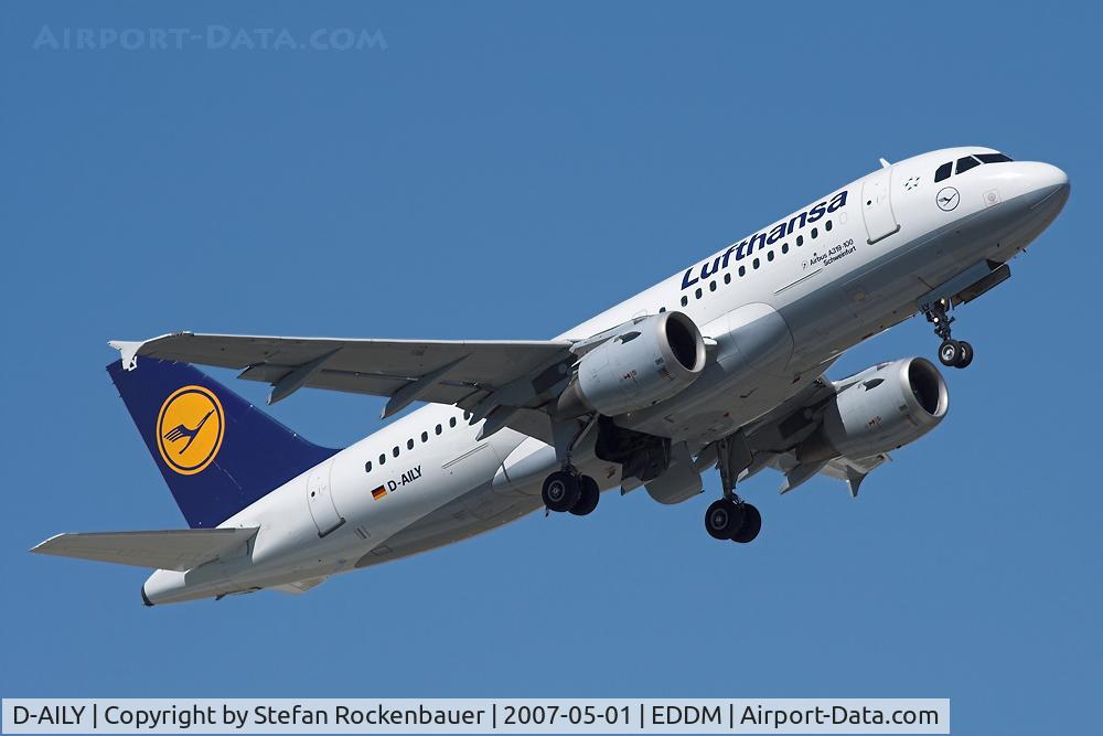 D-AILY, 1998 Airbus A319-114 C/N 875, A319 departing.