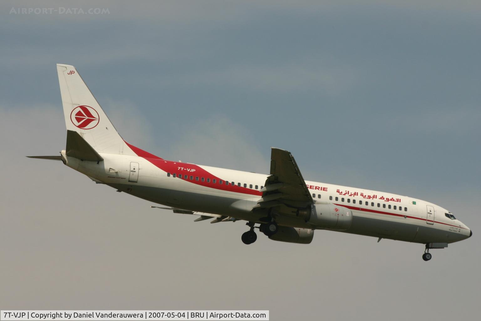 7T-VJP, 2001 Boeing 737-8D6 C/N 30208, descending to rwy 02