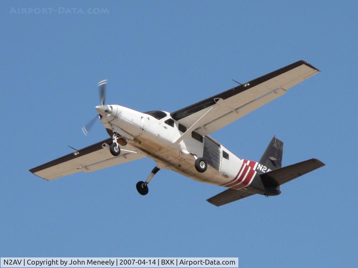 N2AV, 1985 Cessna 208 C/N 20800057, Taking off with a load of parachutists during Buckeye's open house.
