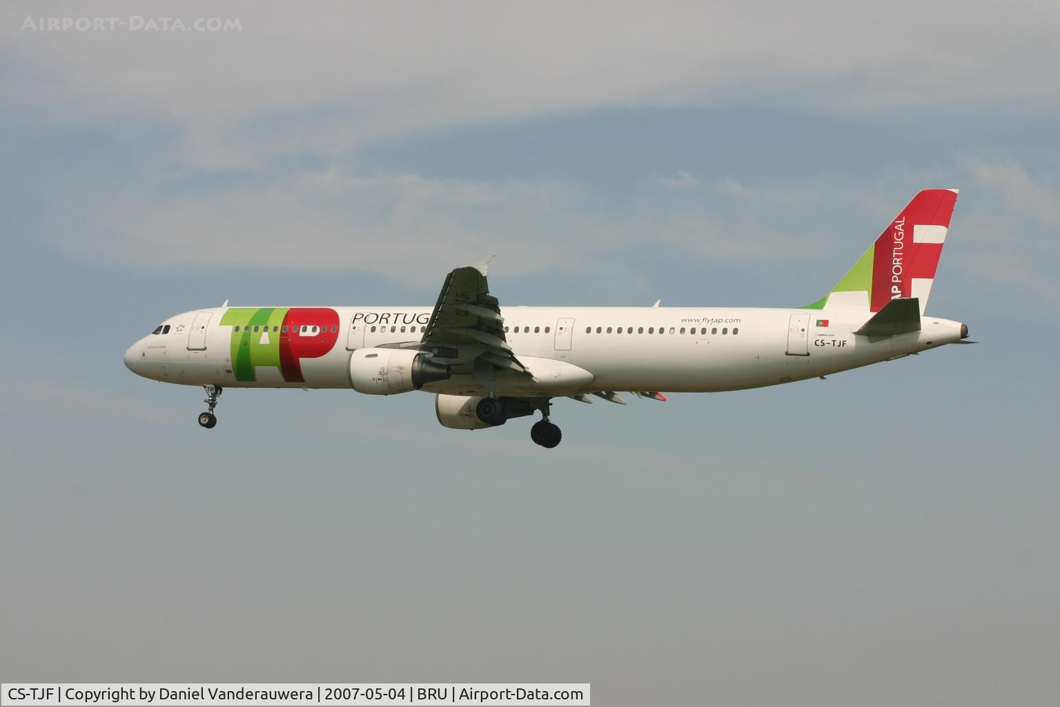 CS-TJF, 2000 Airbus A321-211 C/N 1399, flight TP604 is descending to rwy 25L