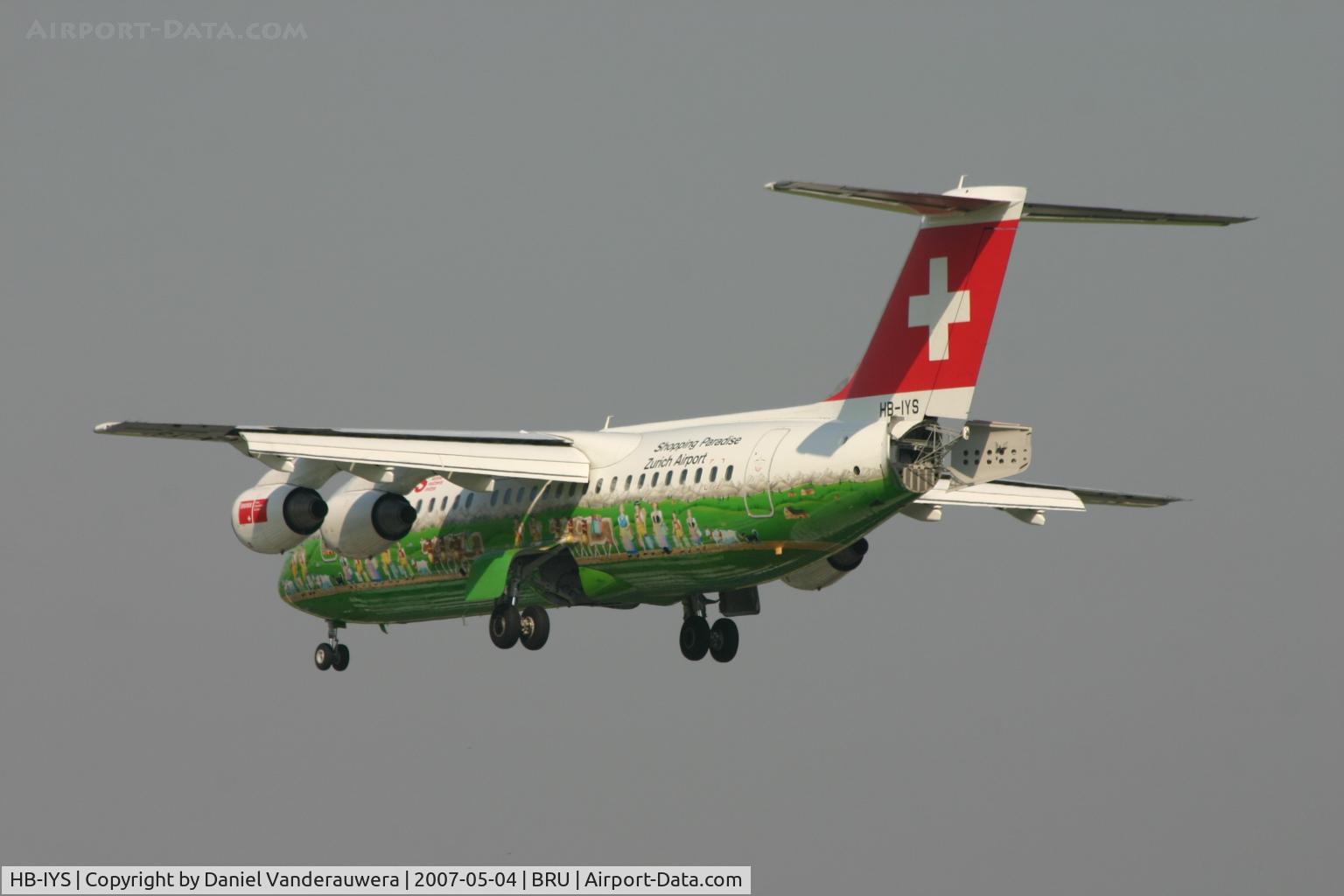 HB-IYS, 2001 British Aerospace Avro 146-RJ100 C/N E3381, flight LX778 is descending to rwy 25L