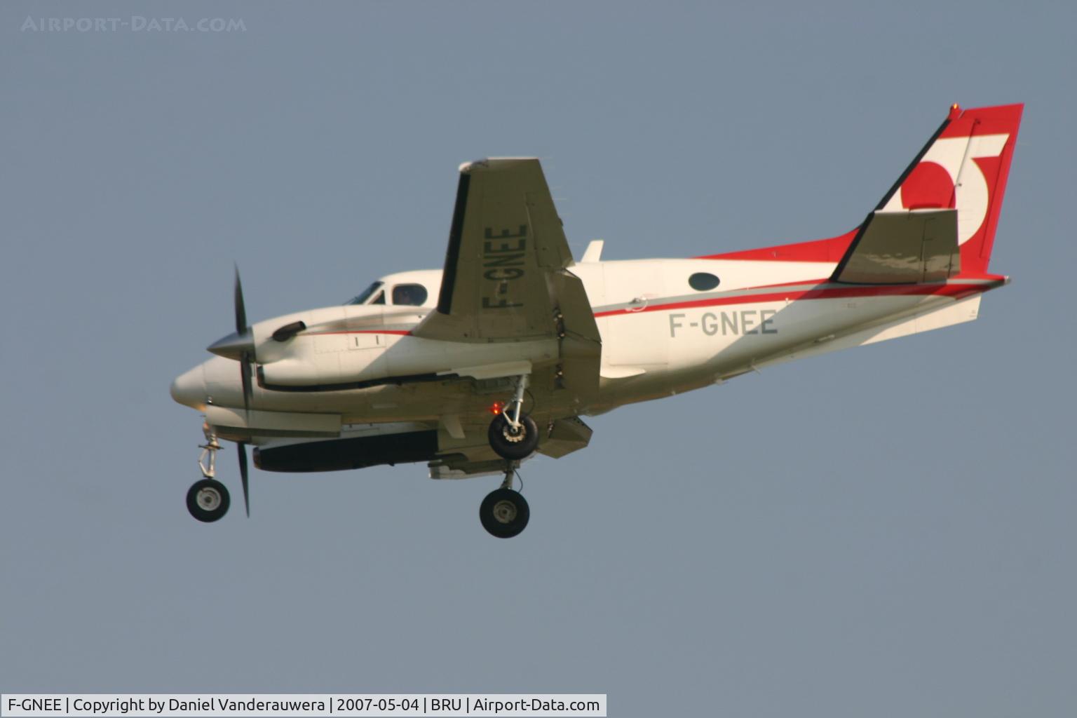 F-GNEE, 1993 Beech C90A King Air C/N LJ-1328, descending to rwy 25L