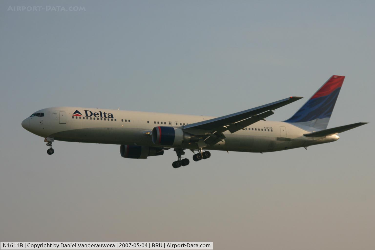 N1611B, 2000 Boeing 767-332/ERF C/N 30595, arrival of flight DL124 from ATL