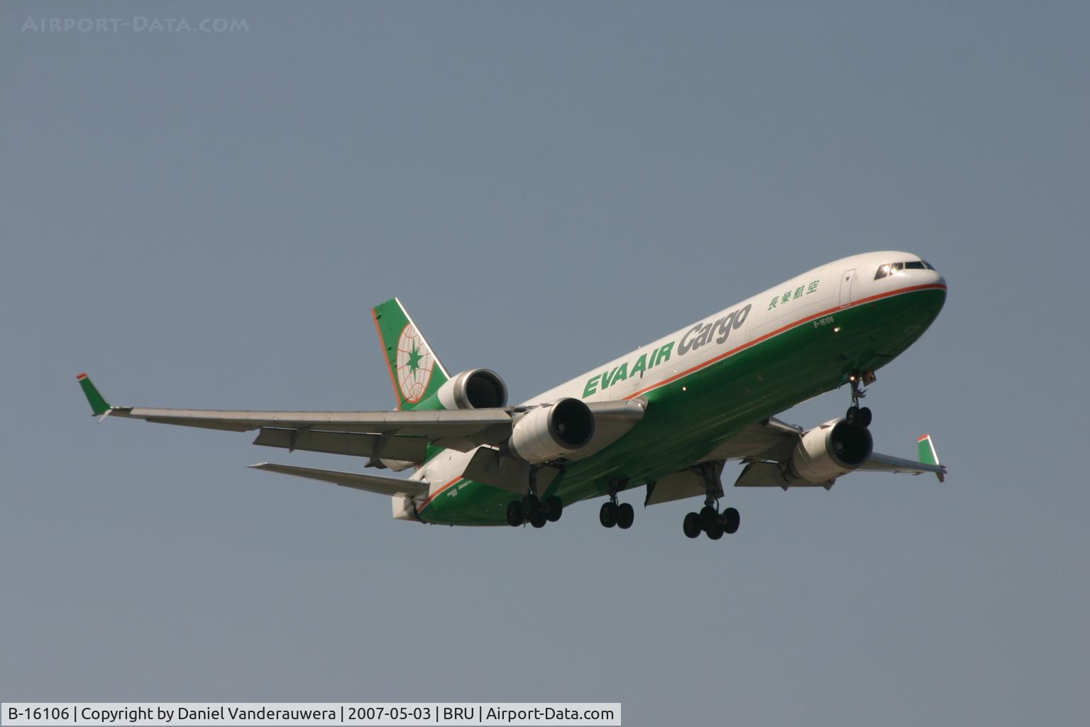 B-16106, 1995 McDonnell Douglas MD-11F C/N 48545, approaching rwy 02
